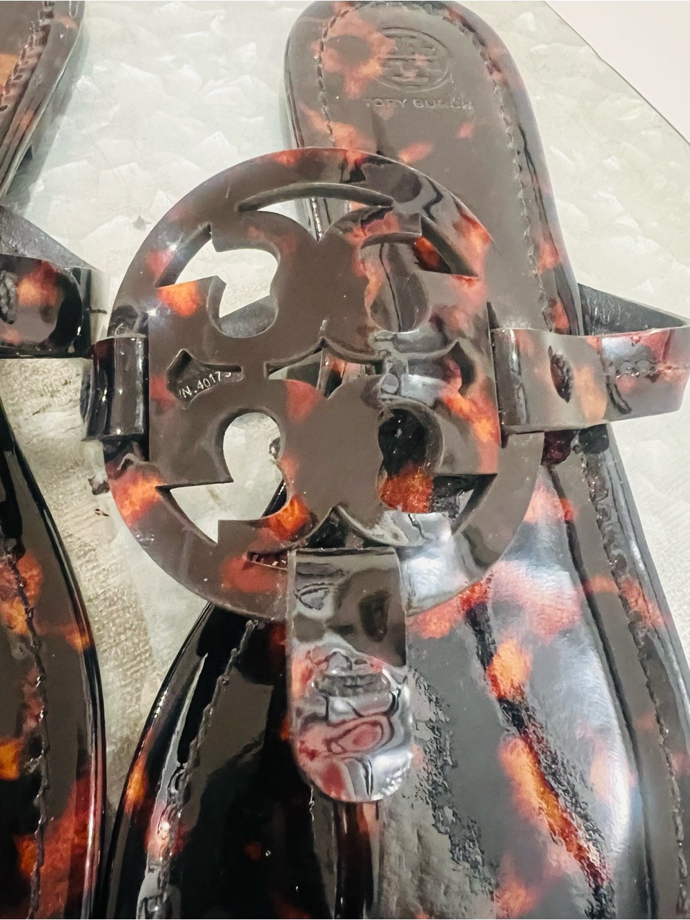 Tory Burch Tortoiseshell Jelly Medallion Thong Sandals in Brown and Black - Picture 2 of 3